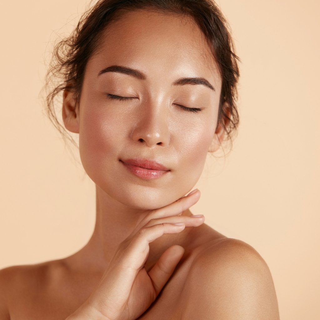 Refreshes and revitalizes skin instantly